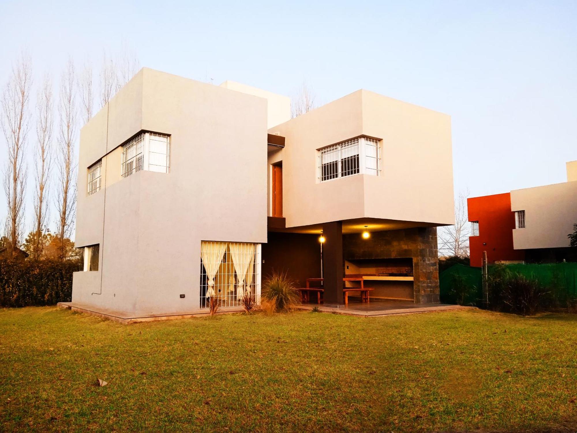Casa Gerona Allende * Villa Allende